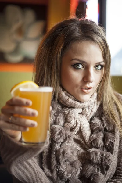 Junge Frau mit schönen blauen Augen trinkt deftiges Bier — Stockfoto