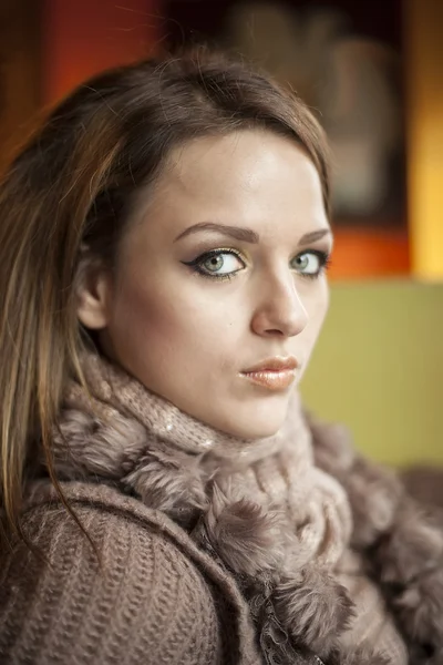 Giovane donna con bellissimi occhi blu — Foto Stock