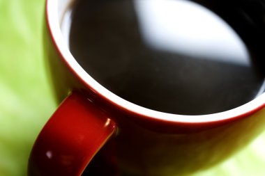 yeşil zemin üzerine kırmızı kahve fincanı