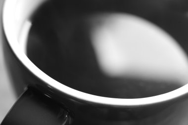 yeşil zemin üzerine kırmızı kahve fincanı