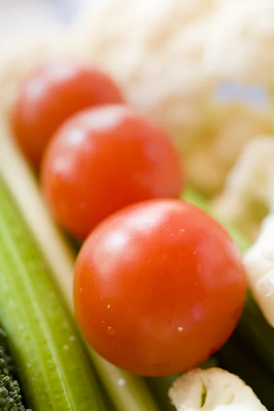 A Healthy Snack: Cauliflower, Broccoli, Tomatoes, dan Celery — Stok Foto