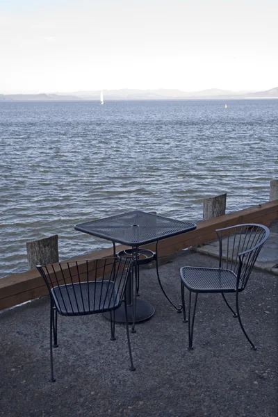 Een tafel met uitzicht — Stockfoto