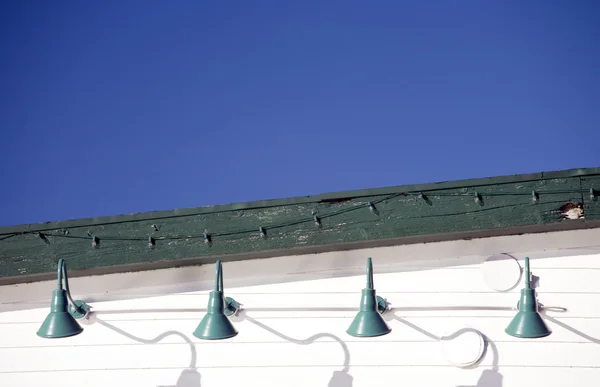 Cuatro luces verdes y cielo azul — Foto de Stock