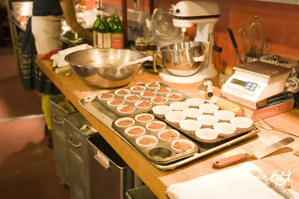 Att göra muffins i ekologiska bageriet — Stockfoto