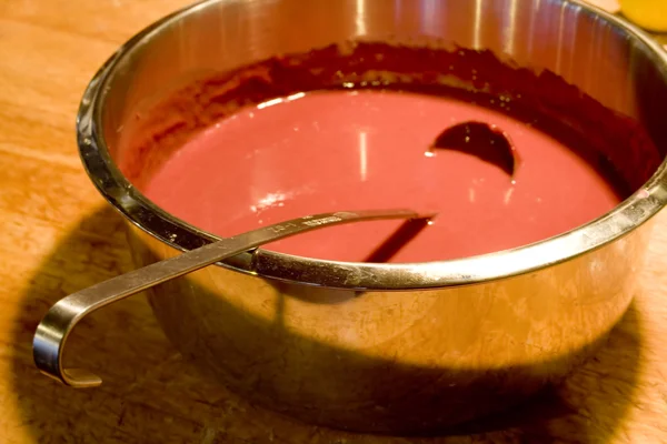 Sopa de tomate em tigela grande de aço inoxidável — Fotografia de Stock