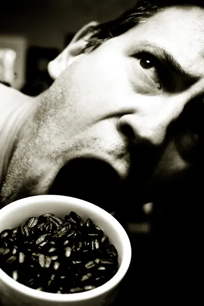 Человек ест чашку кофе (фасоль) ) — стоковое фото