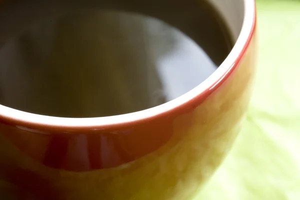 Taza de café rojo sobre fondo verde — Foto de Stock