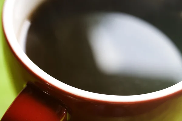 Taza de café rojo sobre fondo verde —  Fotos de Stock