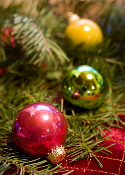 Kerst ornamenten met douglas fir — Stockfoto