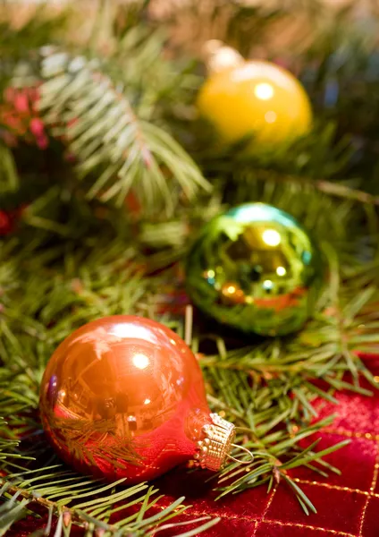 Kerst ornamenten met douglas fir — Stockfoto