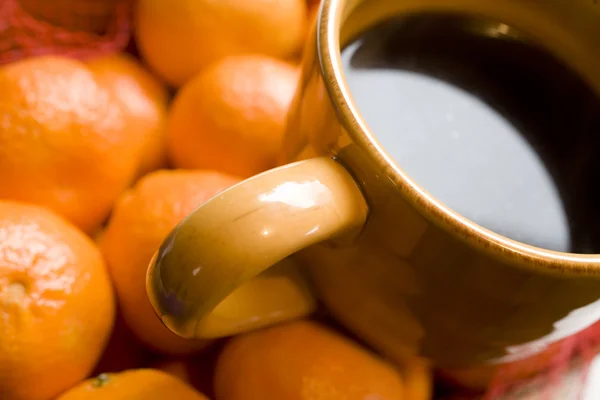 Tazza di caffè abbronzato su sfondo arancione — Foto Stock