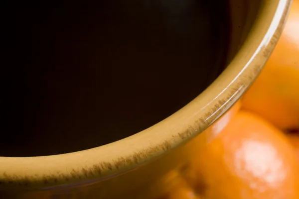 Taza de café bronceado sobre fondo naranja —  Fotos de Stock