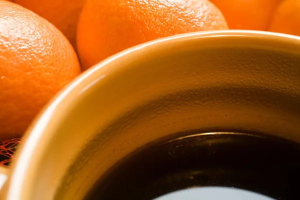 Taça de café Tan em fundo laranja — Fotografia de Stock