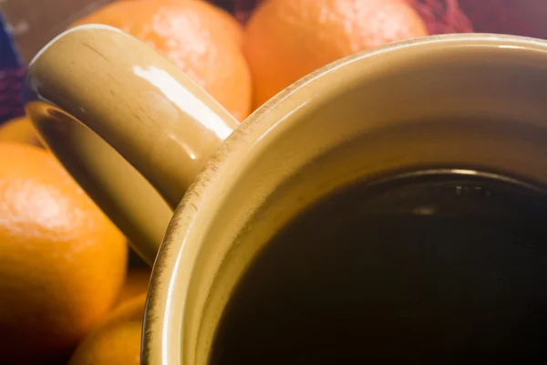 Taza de café bronceado sobre fondo naranja —  Fotos de Stock