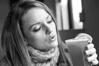 hefeweizen bira içmek güzel mavi gözlü genç kadın