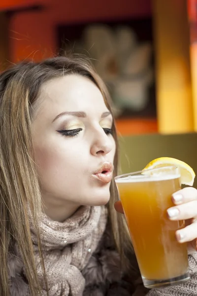 Jonge vrouw met mooie blauwe ogen hefeweizen bier drinken — Stockfoto
