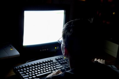 Bilgisayardaki çocuk