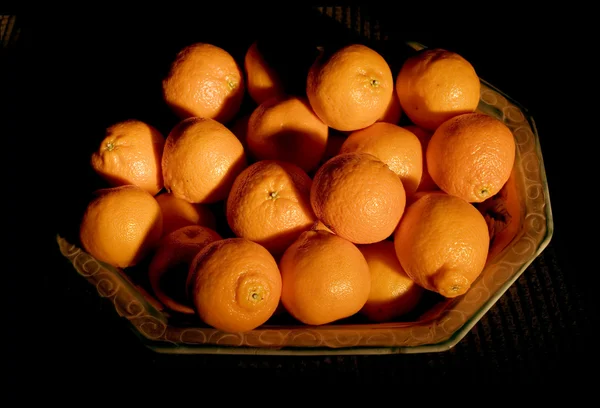 Uma pilha de tangerinas saborosas em uma bandeja mexicana — Fotografia de Stock