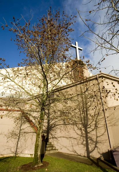 Церковь, крест и голубое небо — стоковое фото