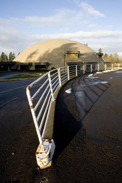 White Fence, Domed Building, and Blue Sky — Stock Photo, Image