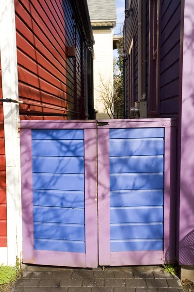 Lavendel und blaues Tor — Stockfoto
