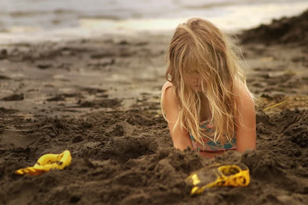 Klein meisje spelen op strand — Stockfoto