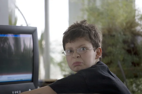 Middle School Boy ved hjælp af en computer - Stock-foto