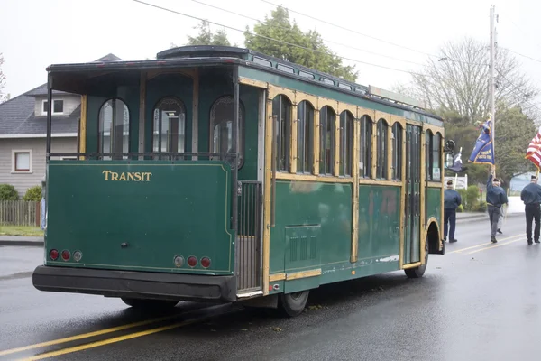 Geconverteerde trolley auto op een mistige dag — Stockfoto