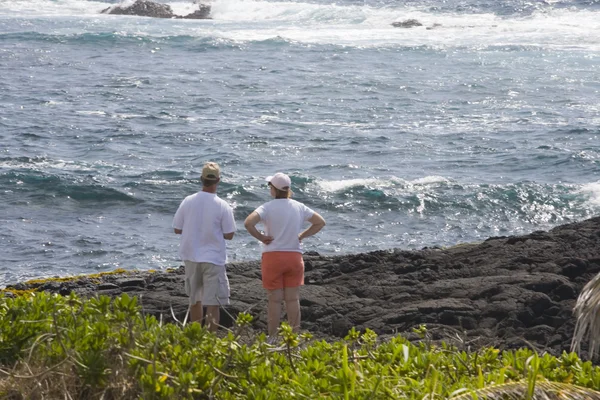 Un couple arpente l'océan, district de Kau, Big Island, Hawaï — Photo