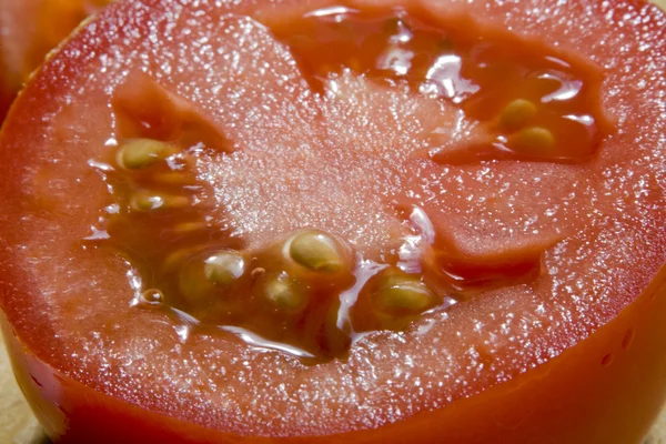 Güzel, kalın bir dilim domates — Stok fotoğraf