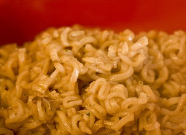 kırmızı bir kase Japon erişte dolu