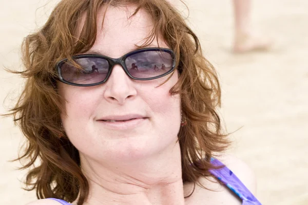 Woman in Sunglasses on the Beach — Stock Photo, Image