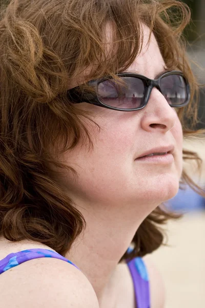 ビーチでサングラスをしている女性は — ストック写真
