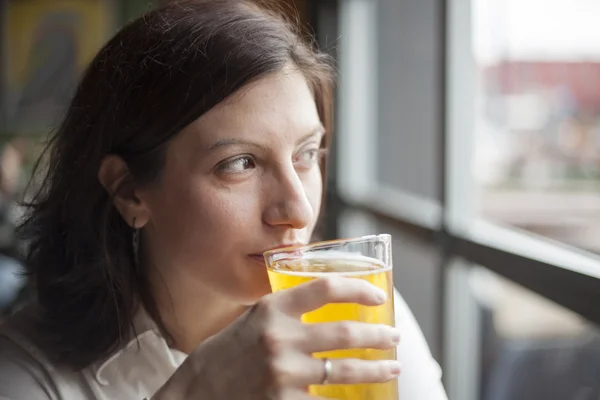 Młoda kobieta kufel twardym sok do picia — Zdjęcie stockowe