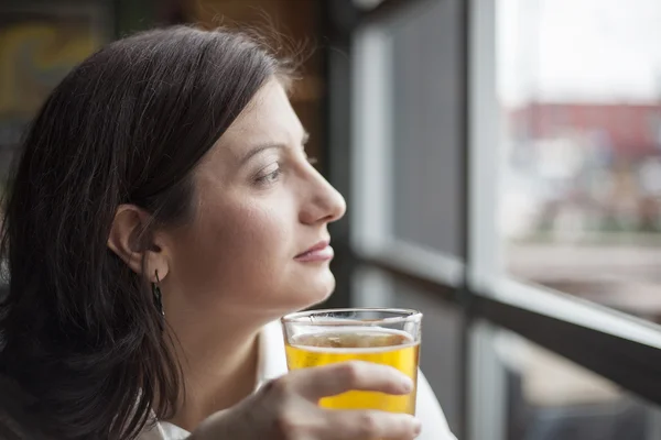 Young Woman Drinking a Pint of Hard Cider — Stock Photo, Image