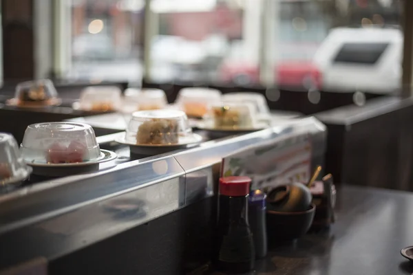 bir suşi restoranında Konveyör bant