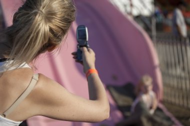 sarışın anne ucuz cep telefonu ile fotoğraf alır