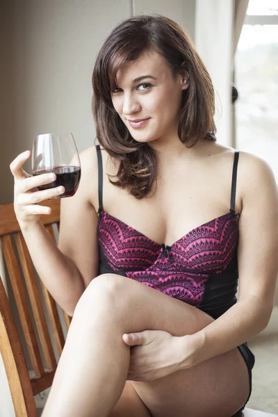 Młoda kobieta bielizna picie czerwonego wina — Zdjęcie stockowe