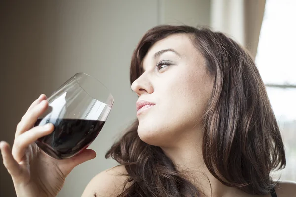 genç kadın iç çamaşırı kırmızı şarap içme