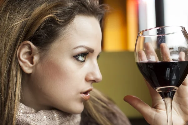 kırmızı şarap içme güzel mavi gözlü genç kadın
