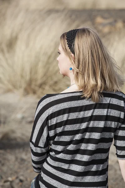 Junge Frau mit schönen blonden Haaren am Strand — Stockfoto