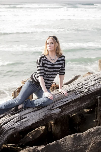 Junge Frau mit schönen blauen Augen am Strand — Stockfoto