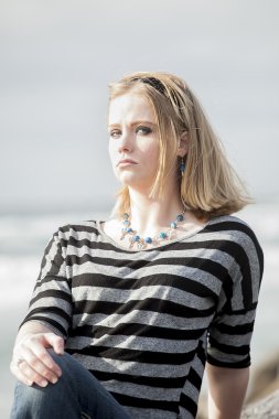 Sahilde güzel mavi gözlü genç kadın