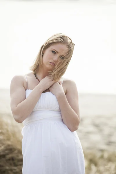 Schöne junge blonde Frau am Strand — Stockfoto