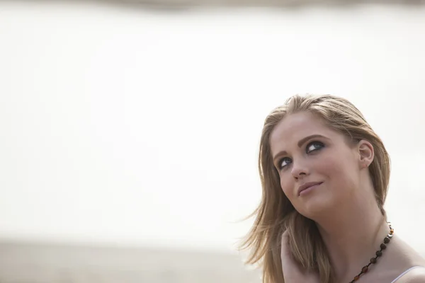 Mooie jonge blonde vrouw op strand — Stockfoto