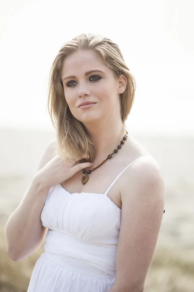 Mooie jonge blonde vrouw op strand — Stockfoto