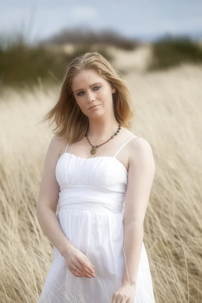 Mooie jonge blonde vrouw op strand — Stockfoto