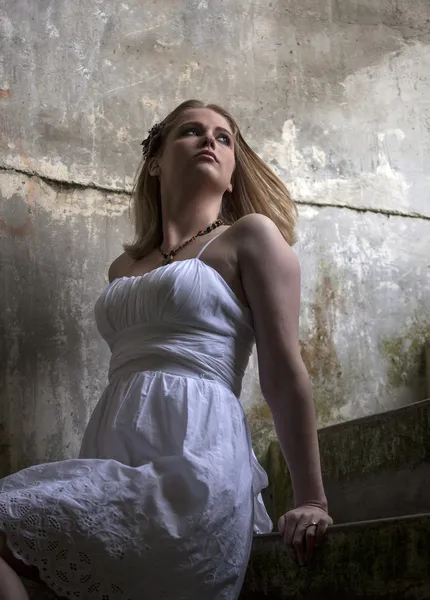 Schöne junge blonde Frau mit weißem Kleid — Stockfoto
