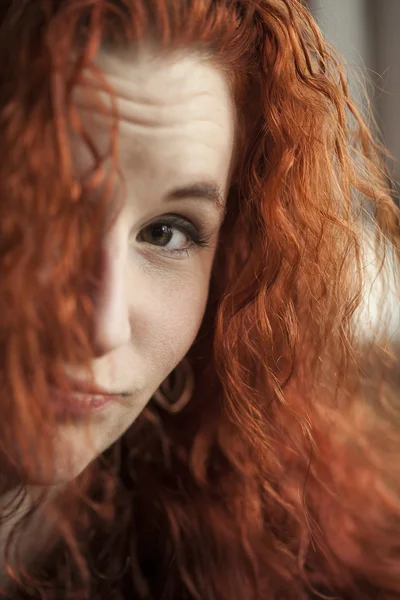 Mulher jovem com belo cabelo Auburn — Fotografia de Stock