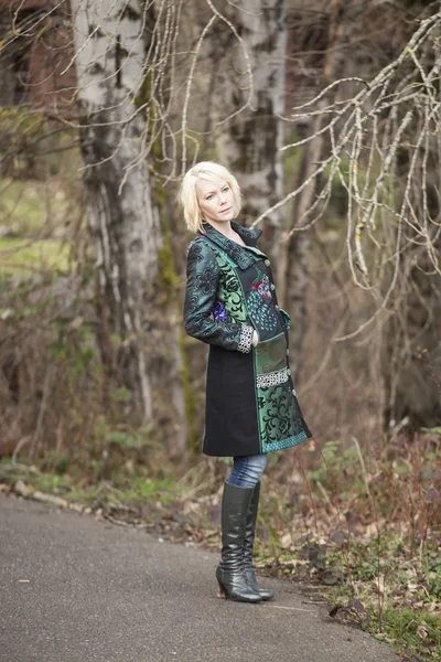 Blonde vrouw in zeer kleurrijke winterjas — Stockfoto